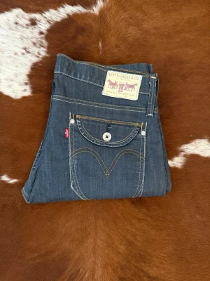 Vintage Levis 506 straight - Vintage raw denim Levis 506 straight, W33/L34, fint skick men snygg wash och snygga detaljer, hör av dig vid funderingar!🙌