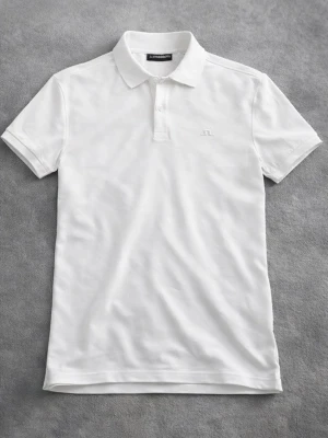 Vit pikétröja från J.Lindeberg - Klassisk vit pikétröja från J.Lindeberg med liten broderad logga på bröstet. Tröjan har krage, korta ärmar och knappar vid halsen. Tillverkad i ett pikématerial som känns svalt och skönt.👕