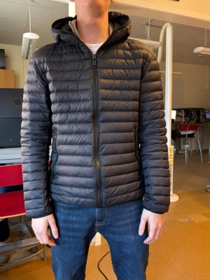 Colmar jacka - Hej säljer nu en fin colmar jacka Perfekt jacka nu inför våren. Har bara använt den få gånger då jag tycker den sitter för tajt. Nypriset är runt 4000kr .De är storlek 50 som motsvarar M Billigare vid snabb och smidig affär