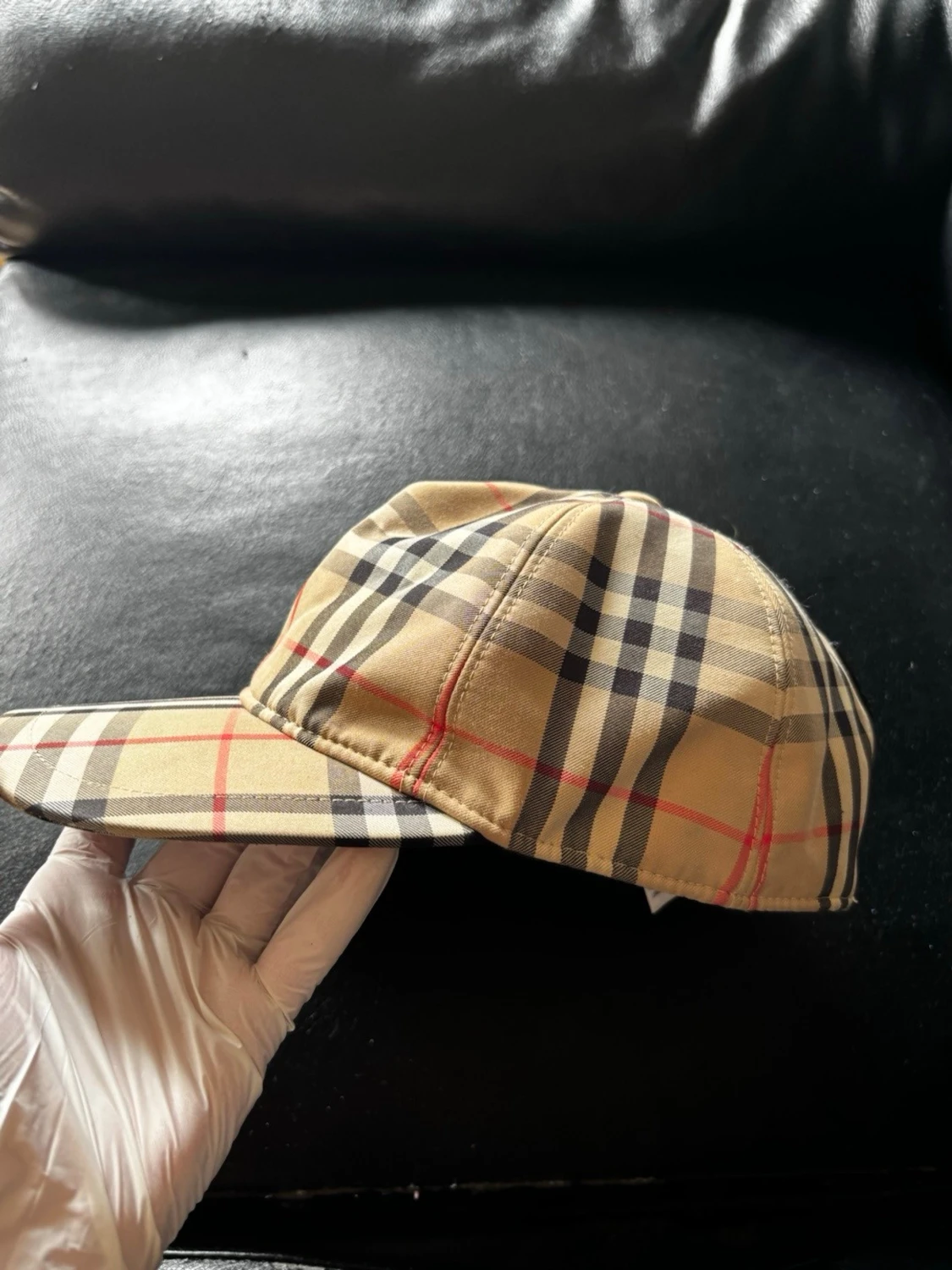 Beige keps med klassiskt rutmönster - 1