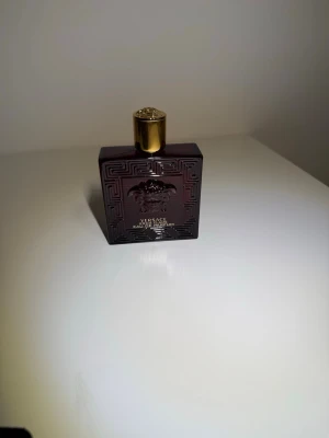 Versace Eros Flame Eau de Parfum 100 ml - Säljer Versace Eros flame. 100 ml flaskan, cirka 95 ml kvar. Nästan aldrig använd. Skicka pm för prisförslag eller frågor!