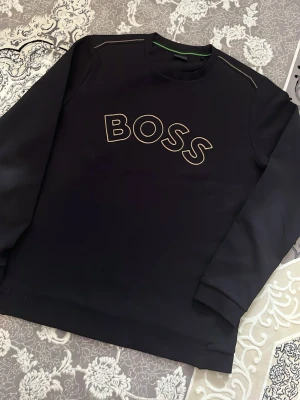 Svart sweatshirt från BOSS - Svart sweatshirt från BOSS. Ingen tecken på användning!