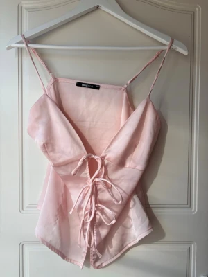 Ljusrosa siden topp från Gina Tricot - Supersöt ljusrosa linnetopp från Gina Tricot med snygg snörning framtill🌸
