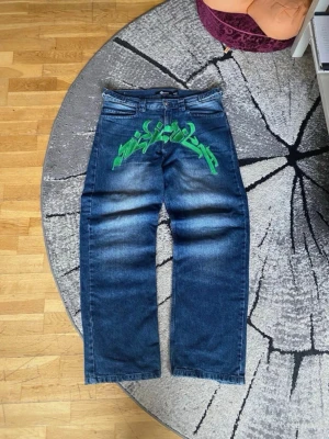 Vicinity Jeans - Säljer ett par blåa baggy jeans från Vicinity. De är i Storlek M, 32 i längden. Tydlig heelbite vid bensluten.  Perfekt för dig som gillar streetwear. 
