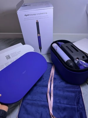 Dyson Airwrap Complete Long blå - Säljer en Dyson Airwrap Complete Long i blått med matchande förvaringsväska och tillbehör. Setet innehåller flera stylingverktyg och levereras i en elegant blå ask. Perfekt för dig som vill styla håret på olika sätt med en och samma produkt.