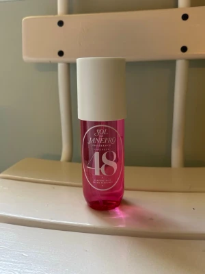 Sol de Janeiro Cheirosa 48 Parfym - Sol de Janeiro Cheirosa 48 är en parfym mist i en snygg rosa plastflaska med vit kork. Doften har inslag av guavanektar, solig orkidé och sensuell mysk. Perfekt för dig som gillar fräscha och exotiska dofter.