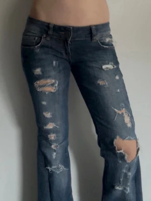 Mörkblå slitna jeans - Super coola och unika jeans, storlek: S mått: midjemått rakt över ca 40 cm, Innerbenslängd ca  75 cm (kolla våran TikTok för mer videos/ bilder på jeansen)