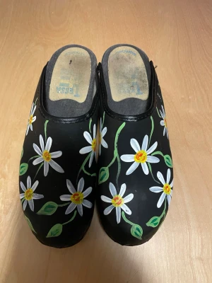 Svarta tofflor med handmålade blommor - Tofflor
