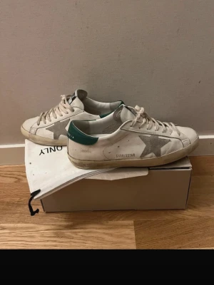 Golden goose superstar - Riktigt feta golden goose superstars i bra skick, passar me de mesta och väldigt sköna att gå i. Säljer då de är lite för små på mig. De har blivit legitcheckade så självklart är de äkta! Byten kan vara intressanta!