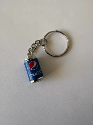 Nyckelring med Pepsi-burk - Nyckelring med Pepsiburk som jag själv satt ihop