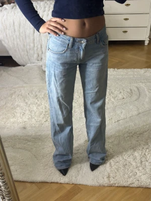 Zara low Wide jeans ljusblå  - Säljer ett par ljusblå jeans med rak passform och låg midja. Det är från Zara och har lite slitage längst ner på baksidan men det syns knappt 💞💞