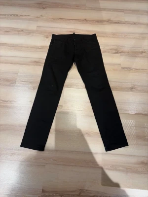 Svarta dsquared 2 jeans - Väldigt sällsynta dsquared 2 jeans. Nypris 11700kr