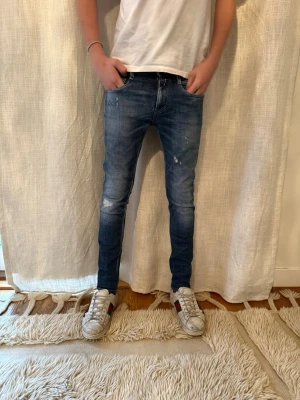 Replay jeans  - Tjabba! Säljer nu dessa Replay jeans i storlek w28! Dom är i ett bra skick, inga defekter! Jeansen har slitningar och snygga detaljer vilket är väldigt eftertraktat! Om ni Undar något är det bara att höra av sig!😄