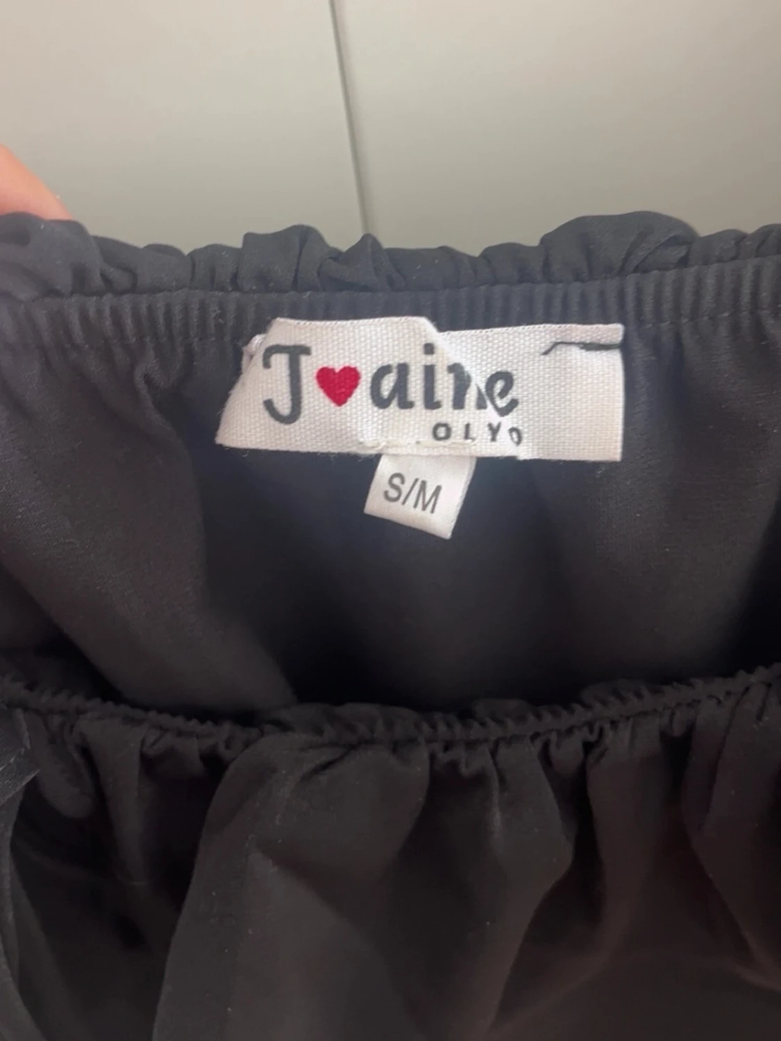 Svart offshoulder topp med volang - 2