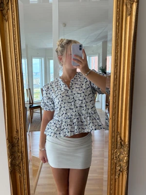 Blus - Blå vit mönstrad blus perkeft nu till sommaren. Blusen kommer från kallobarationen mellan Lindex och holly & whyte och har ett fint blommigt mönster. 