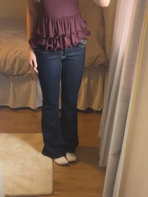 Vinröd topp från Gina Tricot  - Säljer denna snygga vinröda toppen från Gina tricot! Helt ny och säljer pågrund av att den aldrig kommit till användning.💕