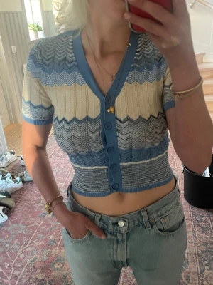 Sandro topp - Säljer denna missoni inspirerade toppen från Sandro Paris , jättefin till sommaren! 💙