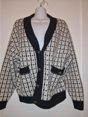 Gina Tricot svart, vit kofta - Oversized passform och mjukt stickat material, perfekt för lager-på-lager. Eller till sommaren över en klänning.