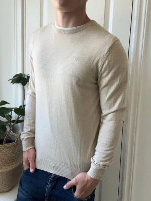Morris tröja tun   - Morris tröja tun, väldigt tun, rekommenderar en vit tröja under. Inga defekter förutom två så kallade fläckar, väldigt minimala! Modellen i bilderna är 180 cm 75 kg och bär Storlek M , Kom med frågor! 🌟 (Kan gå ned i pris vid köp av paket 😉) 