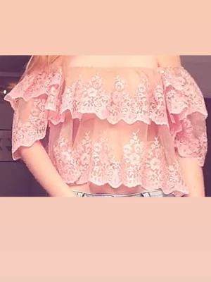 Off shoulder topp med spets.💕💕 - Säljer denna fina off shoulder topp ifrån Zara som tyvärr är för stor för mig. Jättefint skick. Perfekt till fest. Skriv vid frågor/fler bilder osv💕💕