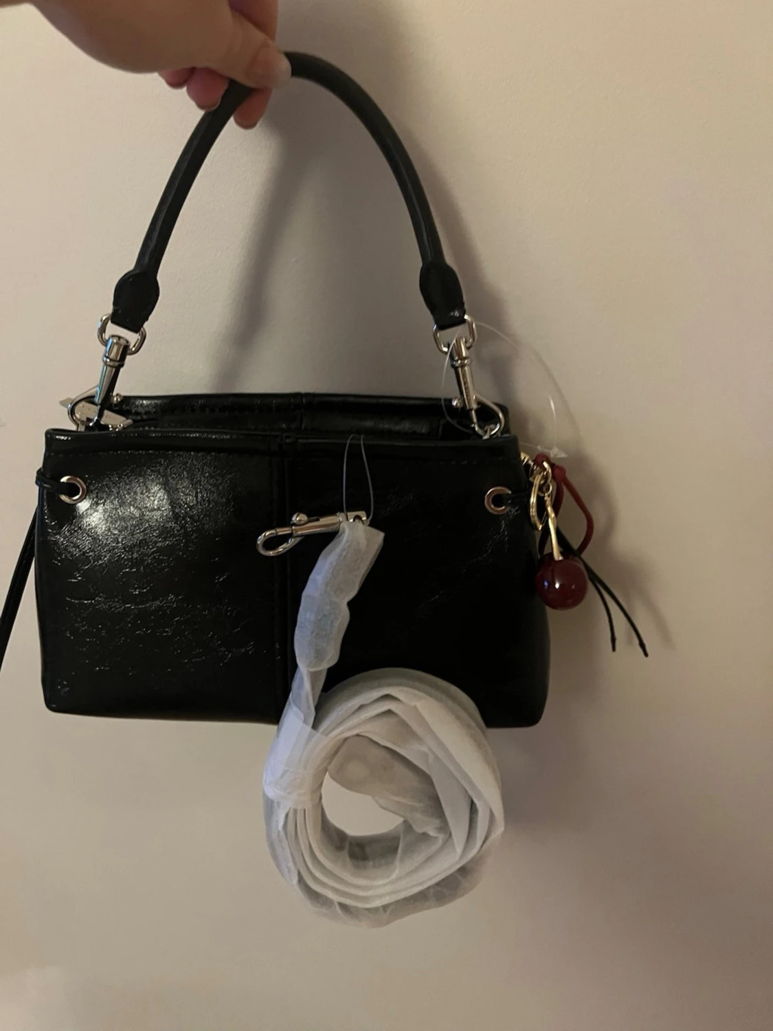 Svart handväska från Charles & Keith - 2