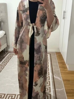 Mönstrad satin kimono med knytning 🤍 - Jättefin lång kimono i satinliknande material med beige/bruna toner. Knyts framtill och sitter väldigt fint på kroppen. Endast använd 3 gånger och i fint skick ✨