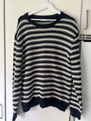 Randig tröja från Zara  - En oanvänd tröja från Zara. Randig i blå och vit. Nypris 199. Mitt pris 99. Använd en gång och är som ny 