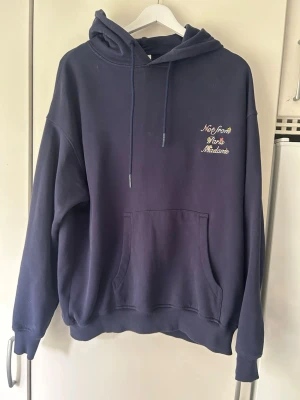 Mörkblå hoodie från Drôle de Monsieur - Mörkblå hoodie från Drôle de Monsieur. Not from Paris madame in broderat på framsidan och baksidan. Använd ett antal gånger men fortsatt i bra skick. Nypris 2199 mitt pris 499