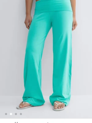 Turkosa vida mjukisbyxor - Snygga turkosa mjukisbyxor/yoga pants med bred resår i midjan och utsvängda ben. Byxorna har en avslappnad passform och är gjorda i ett mjukt och stretchigt material som känns skönt mot huden. Perfekta för en chill och trendig look. Säljer då de inte kommer till användning, de är så gott som nya💞 nypris: 260kr