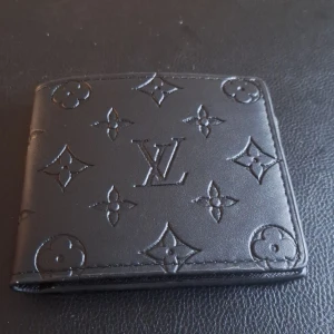 Läder plånbok - Stilig svart och lyxig plånbok från Luis vuitton. Perfekt för alla dina kort och kontanter. Priset är inte hugget i sten.