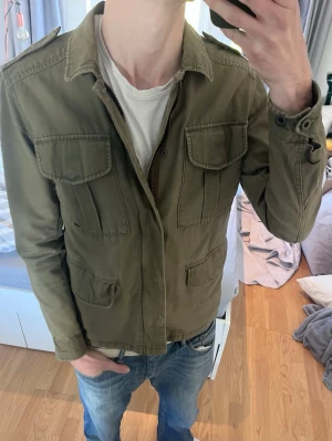 Jack & Jones overshirt - Snygg olivgrön jacka från Jack & Jones Vintage Cloth | Storlek S | Mycket bra skick✅|