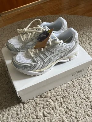 ASICS JJJJound Gel-Kayano 14 sneakers - Snygga ASICS Gel-Kayano 14 x JJJJound sneakers i vitt och silver. Skorna är i storlek 42 och är helt nya. Nypris: 3000-5000kr, mitt pris: 1499kr. Hör av er vid frågor 👍