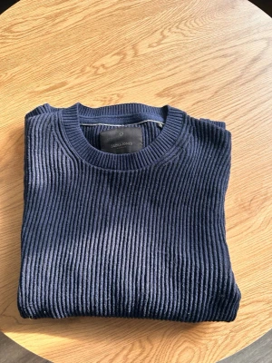Stickad hoodie från Jack and Jones  - Säljer min stickade hoodie från Jack and Jones då jag inte använder den eller knappt haft på mig den. Den passar riktigt bra till en chill look 