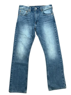 Levis 517 Bootcut Faded - Klassiska 517 bootcut-jeans med riktigt snygg faded wash. Nästan helt nya och sitter grymt på foten. Skick: 9/10 Pris kan diskuteras 📦 Skickas eller möts upp 