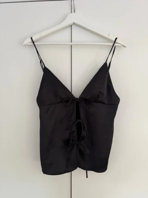 Svart satintopp från Zara  - Super snygg svart topp i satin🖤