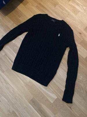 Ralph Lauren stickad tröja - Nästan aldrig använd. Jätte bra skick!