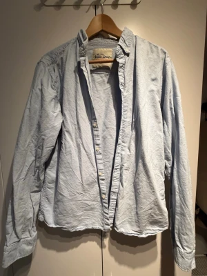 Paket med 4 skjortor - Säljer fyra skjortor. Ena är ljusblå med klassisk krage och knappar framtill, den andra har smala vita och mörkblå ränder, en är grå och en är kortärma. Perfekta för en avslappnad men snygg look. Alla är storlek L och fint skick!