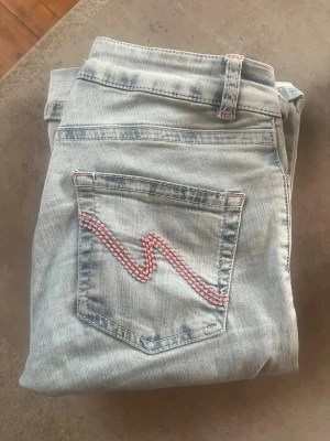Nelly jeans - Jeans från Nelly med rosa sömmar. Har enbart använt dom ett fåtal gånger så det kan finnas små fläckar nere vid hälarna men absolut inga hål. Hör av dig vid önskemål om fler bilder eller frågor 