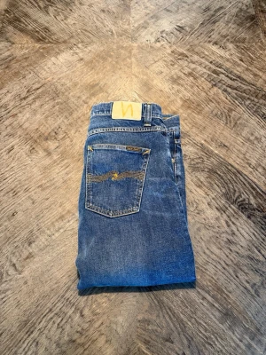 Nudie Jeans - Säljer ett par riktigt snygga blå jeans från Nudie Jeans. Anledningen är att dom helt enkelt inte kommit till användning och där av knappt använda. Modellen är Lean Dean i 31/32. Köpta i butik för 1600kr