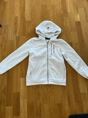 Still racing hoodie - Säljer denna pågrund av att jag matchar med en kille i min klass haha. Superfin och skön!