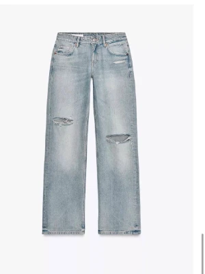 Zara jeans - Trendiga Low Rise straight jeans från Zara. Bra skick men tecken på användning längst ner på jeansen eftersom de slitits. Passar mig som har 36/38