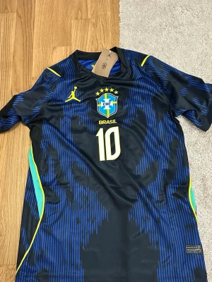 Brasilien vm tröja med neymar där bak - Brasilien borta tröja x jordan . Size s pris kan diskuteras!