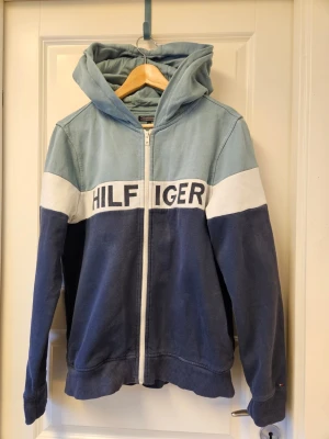 Tommy Hilfiger tröja med dragkedja  - Fin ziphoodie i marinblått, vitt och turkost. 