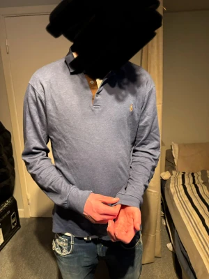 Ralph lauren  - En långärmad ralph lauren piké som är helt fläckfri och väldigt stilren. Perfekt för dig som vill se sofistikerad ut utan att se ut som att du försöker alldeles för mycket.  Storleken är L men sitter som en M.