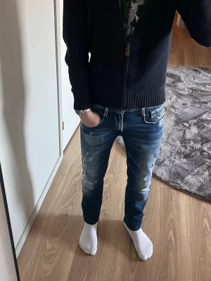 Mörkblåa Replay med slitningar  - Säljer ett par mörkblåa Replay jeans i otroligt bra skick dem är otroligt snygga och har fräcka slitningar! 