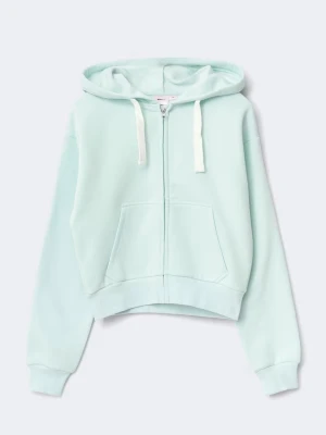 Aquamarine hoodie från Gina tricot  - Snygg aquamarine hoodie från Gina Tricot med dragkedja framtill, huva med vita snören och två stora fickor. Modellen är croppad och har ribbade muddar vid ärmslut och nederkant. Perfekt för en chill och trendig look. Säljer byxorna också så de är bara att skriva