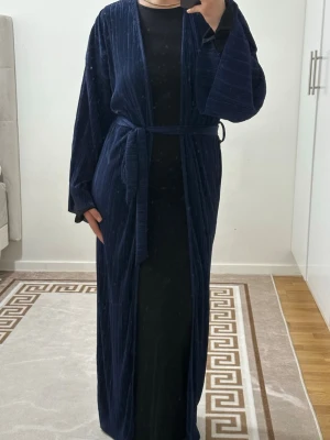 Mörkblå kimono ✨ - Superfin mörkblå kimono med knytning i midjan💙Lång som passar perfekt över klänning eller outfit. Använd få gånger och i fint skick.