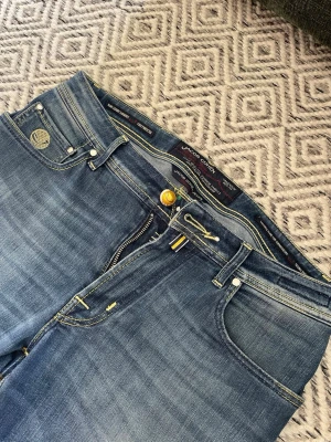 Jacob Cohën jeans - Sjukt fint skick | sällsynt modell | japansk denim | riktigt schyssta detaljer | en liten defekt som man inte lägger märke till på sista bilden | 32 x 32