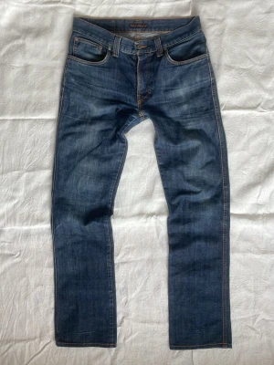 Mörkblå jeans Nudie | 32 - Sjukt snygga mörkblå jeans från Nudie med snygga slitningar | Skick: Mycket bra | Strl: W32 L32 | Modellen är 175 cm och väger 65 kg | Hör av dig vid funderingar ⁉️