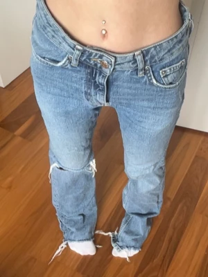 Gina Tricot low bootcut jeans med hål - Säljer dessa jeans köpta för länge sen original pris 400